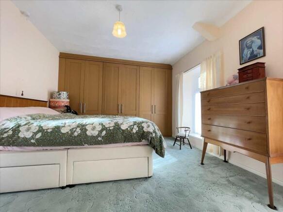 Bedroom 1 image 2
