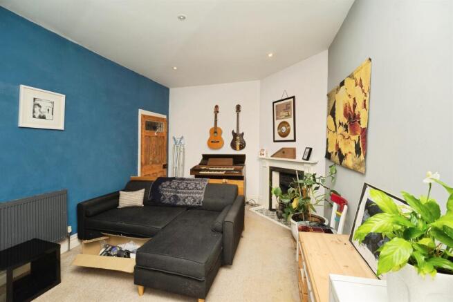 3 bed Flat for sale Image 6