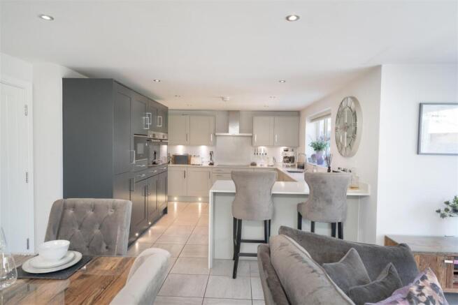 5 bed Detached for sale Image 9