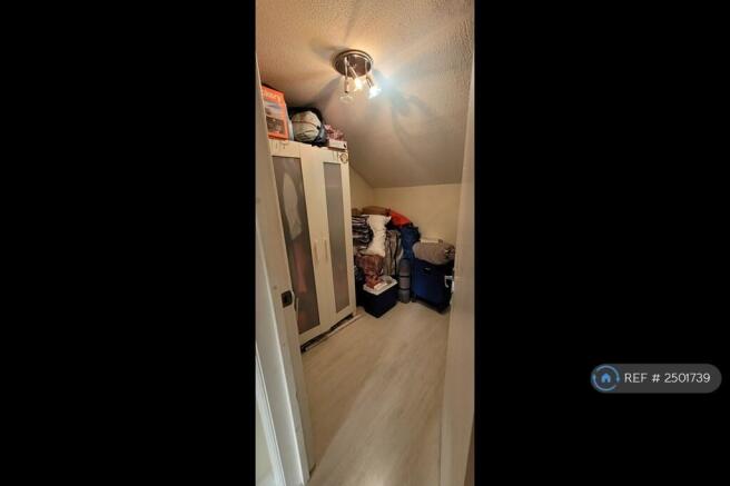 Walk-In-Wardrobe/Office 