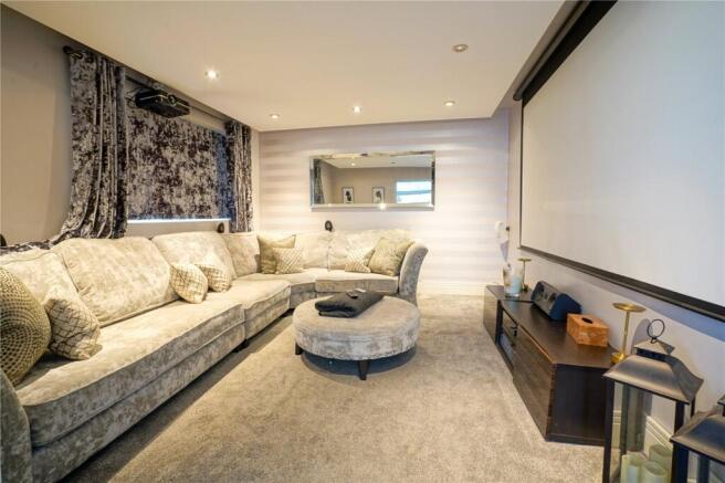 6 bed Detached for sale Image 11