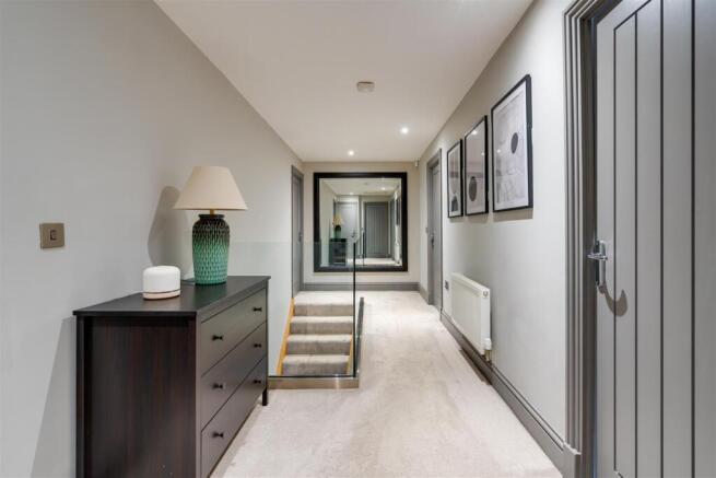 5 bed Detached for sale Image 9