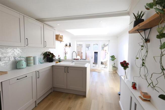 KITCHEN/BREAKFAST