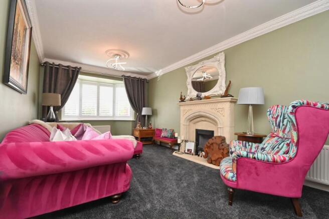 5 bed Detached for sale Image 2