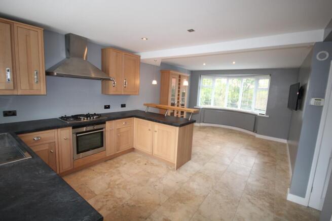 5 bed Detached to rent Image 7