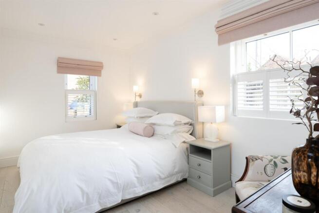5 bed House for sale Image 12