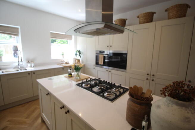 5 bed Detached for sale Image 8