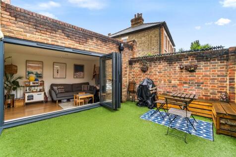 Avenue Road, Hampton, TW12