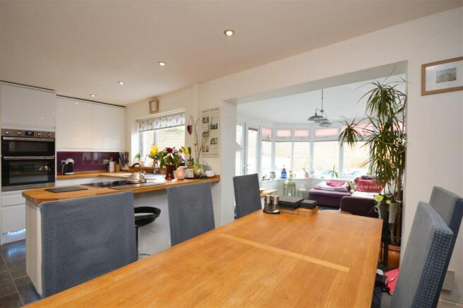 L-Shaped Open Plan Kitchen/Dining Room