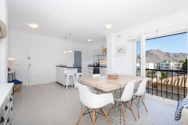 Wonderful apartment in second sea line with sea views and rental license in Puerto de Pollensa