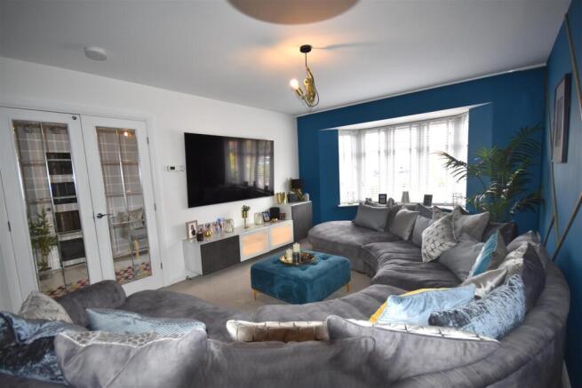 5 bed Detached for sale Image 9
