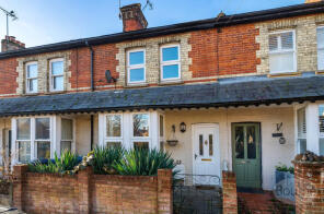 21, St James Avenue, Farnham GU9 9QF