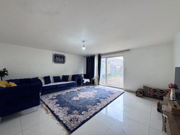 Living area/dining area