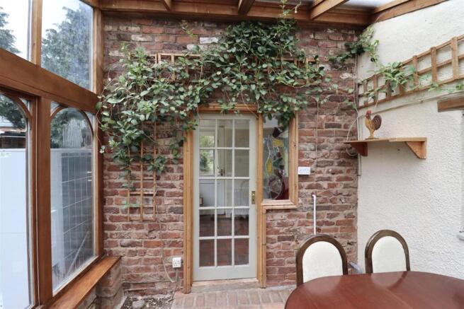 4 bed Detached to rent Image 6