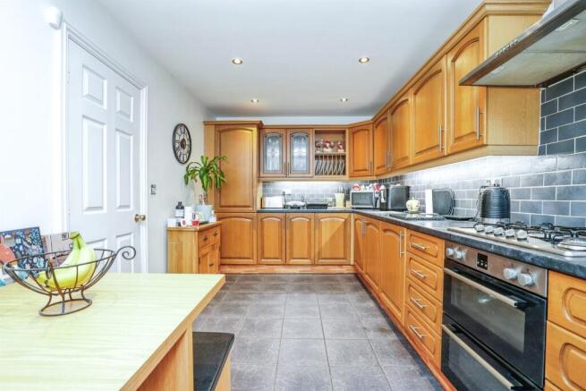 4 bed Detached for sale Image 7
