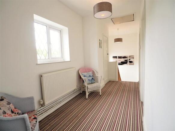 Generous First Floor Landing 888