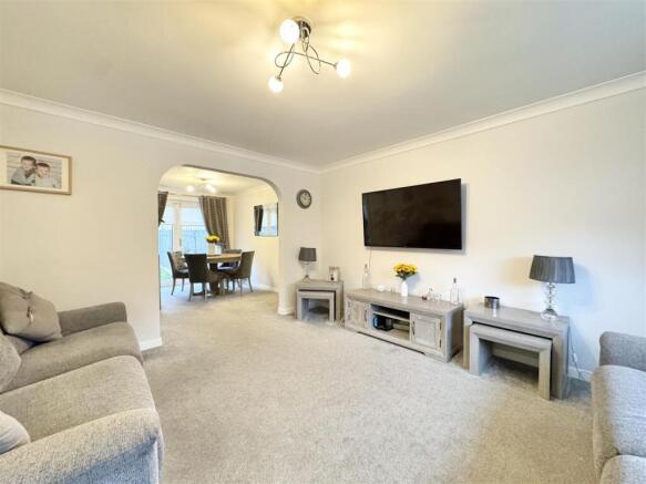 Lounge/Dining