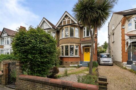 Bidwell Gardens, London, N11