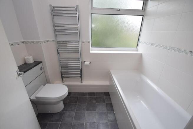 102 Mill Road bath.JPG