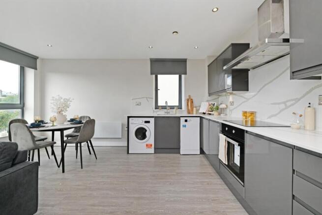 4 bed Apartment to rent Image 11