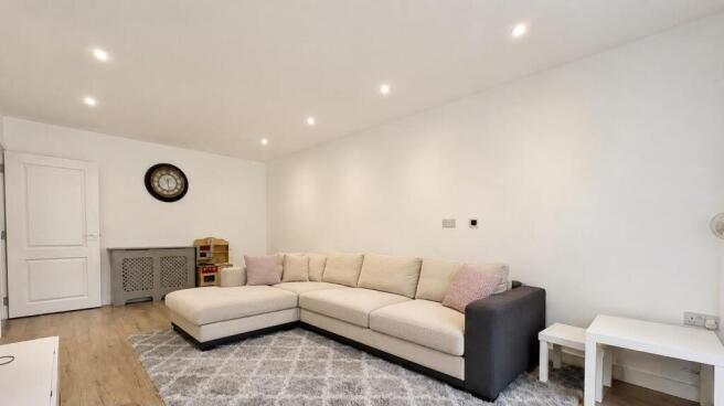 3 bedroom for Rent By Barrain London Estate Agency