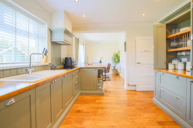 5 bed Detached for sale Image 5