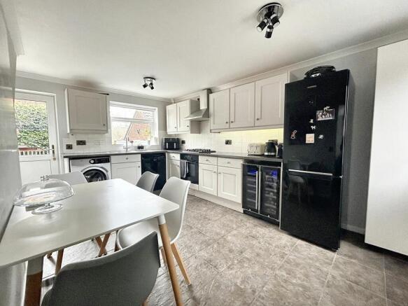 KITCHEN/BREAKFAST ROOM