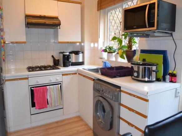 KITCHEN/BREAKFAST ROOM: