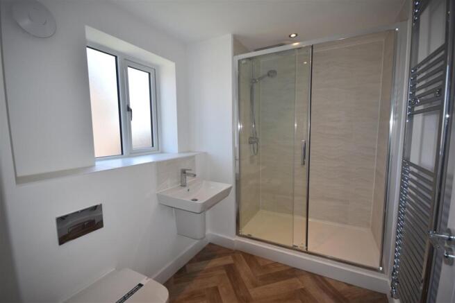5 bed Detached for sale Image 4