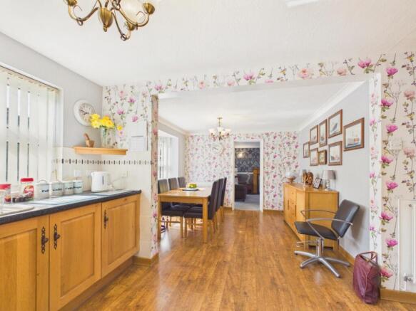 4 bed Detached for sale Image 8