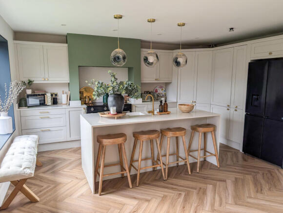 5 bed Detached for sale Image 8