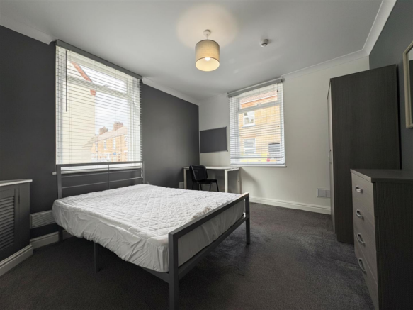 6 bed Detached for sale Image 4