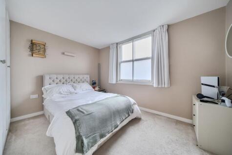 London Road, Brentford, TW8