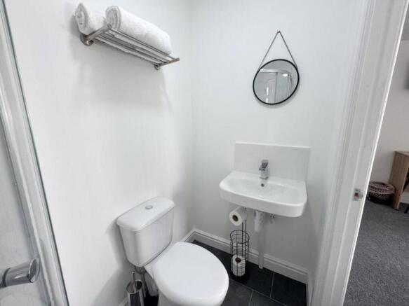 5 bed House to rent Image 10