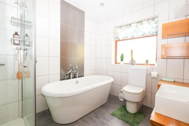 4 bed Detached for sale Image 9