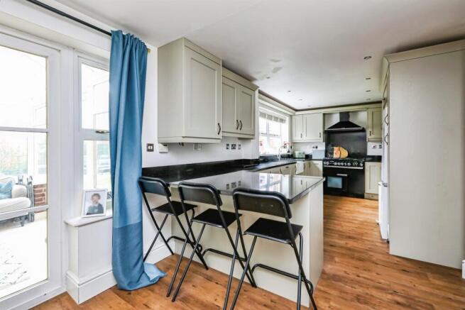 4 bed Detached for sale Image 4