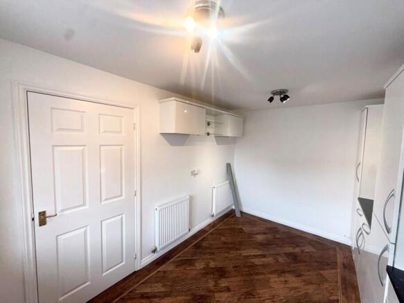 4 bed Town House to rent Image 5