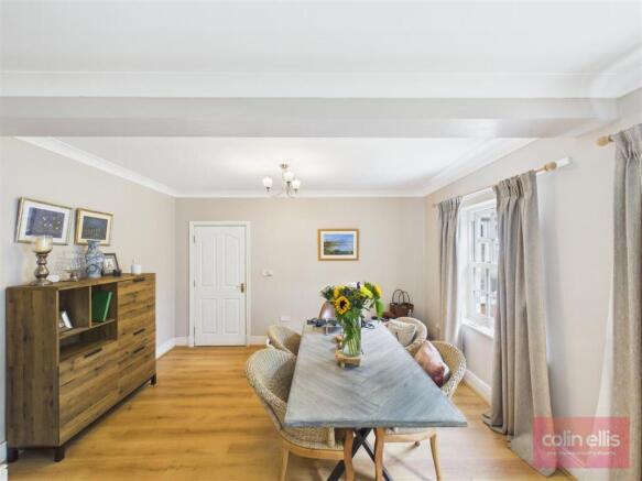 5 bed Detached for sale Image 6