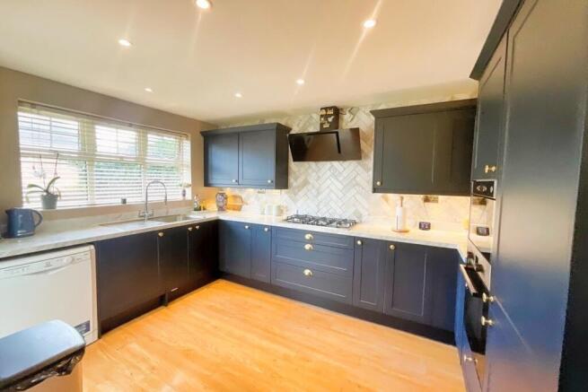 4 bed Detached for sale Image 7