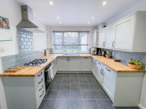 KITCHEN / DINING ROOM