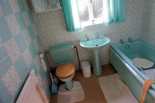 FIRST FLOOR BATHROOM