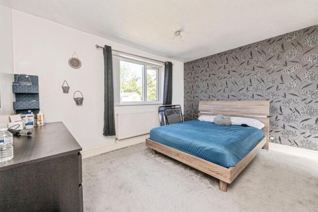4 bed Detached for sale Image 8