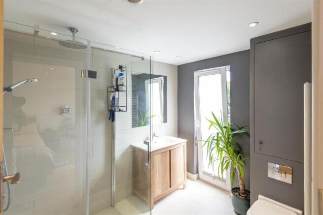 EN SUITE BATHROOM