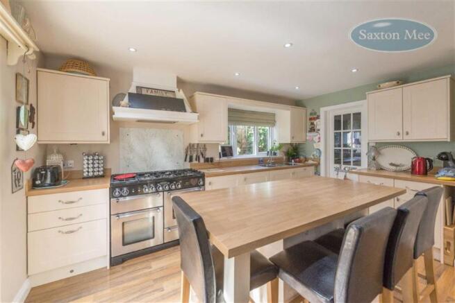 STUNNING BREAKFASTING KITCHEN