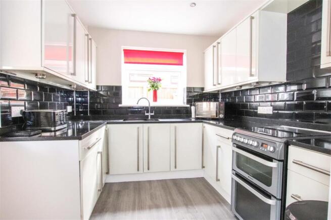 MODERN FITTED KITCHEN