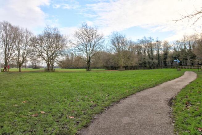 Stourbridge Common 2 mins walk