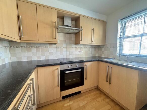 2 bed Apartment to rent Image 4