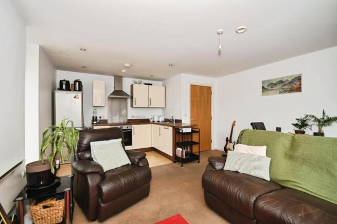 2 bed Apartment to rent Image 4