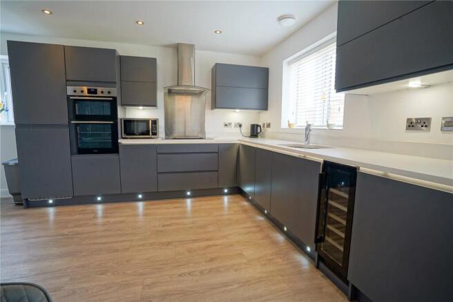 5 bed Detached for sale Image 6