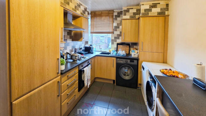 3 bed Terraced to rent Image 2